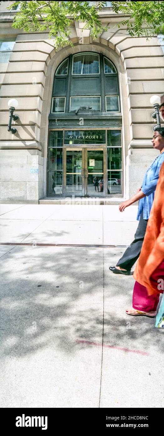 Toronto Touristen mit einer Schwenk-Objektiv-Kamera aufgenommen Stockfoto