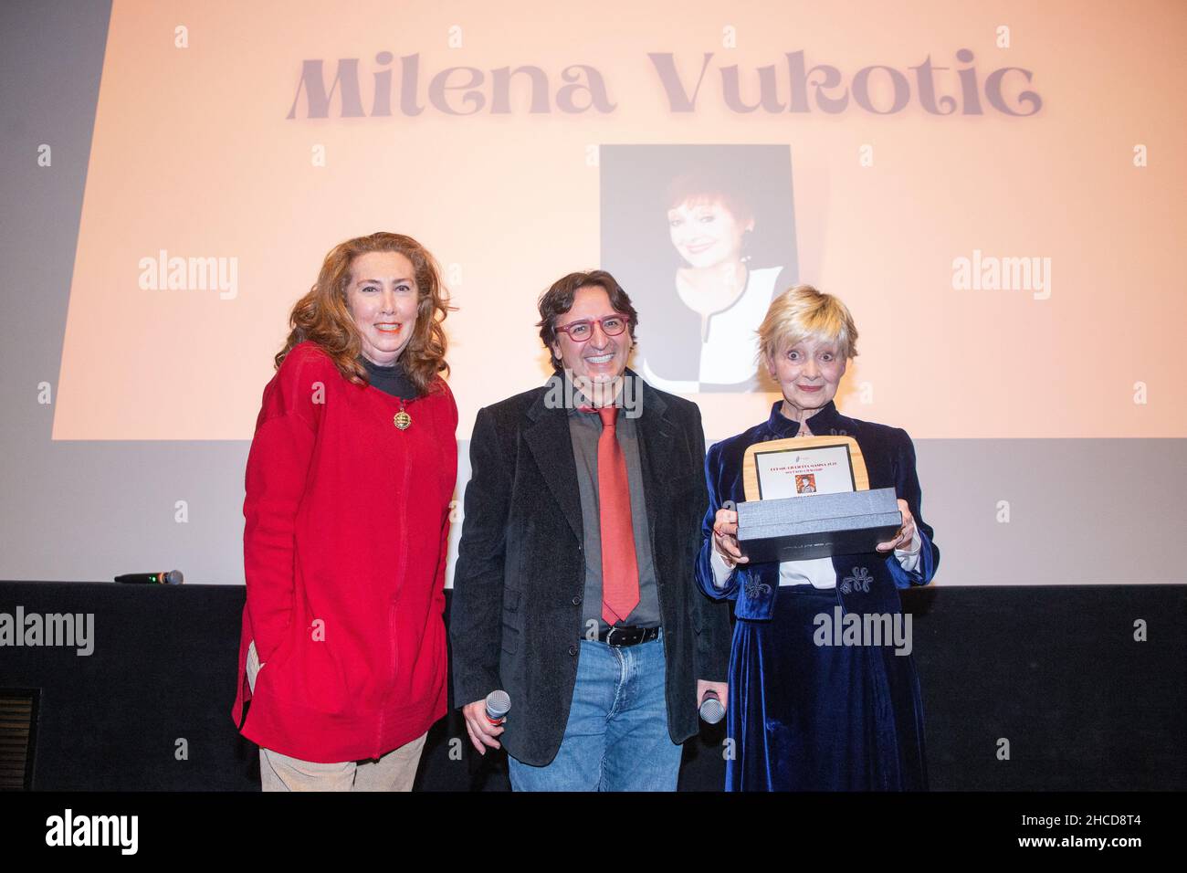 27. Dezember 2021, Roma, Italien: Milena Vukotic, Mesca Fabbri Fellini und Pascal La Delfa bei der Preisverleihung des zweiten Preises der Giulietta Masina in der Casa del Cinema in Rom (Bildquelle: © Matteo Nardone/Pacific Press via ZUMA Press Wire) Stockfoto