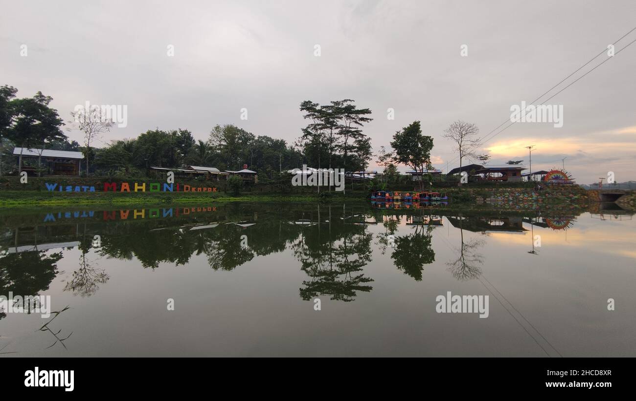 Die schöne Morgenatmosphäre am Fluss eignet sich für Hintergrundbilder und Geschichten von morgendlichen Aktivitäten Stockfoto