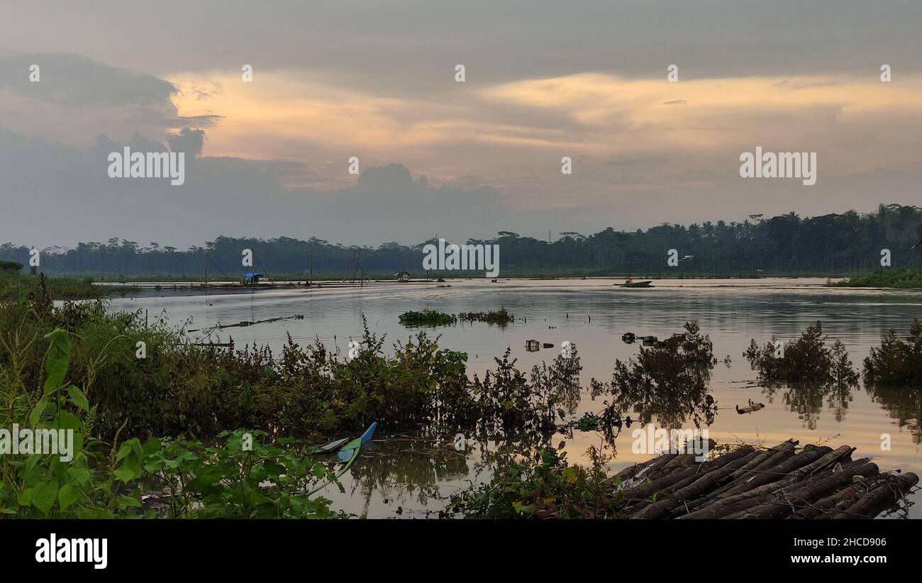Die schöne Morgenatmosphäre am Fluss eignet sich für Hintergrundbilder und Geschichten von morgendlichen Aktivitäten Stockfoto