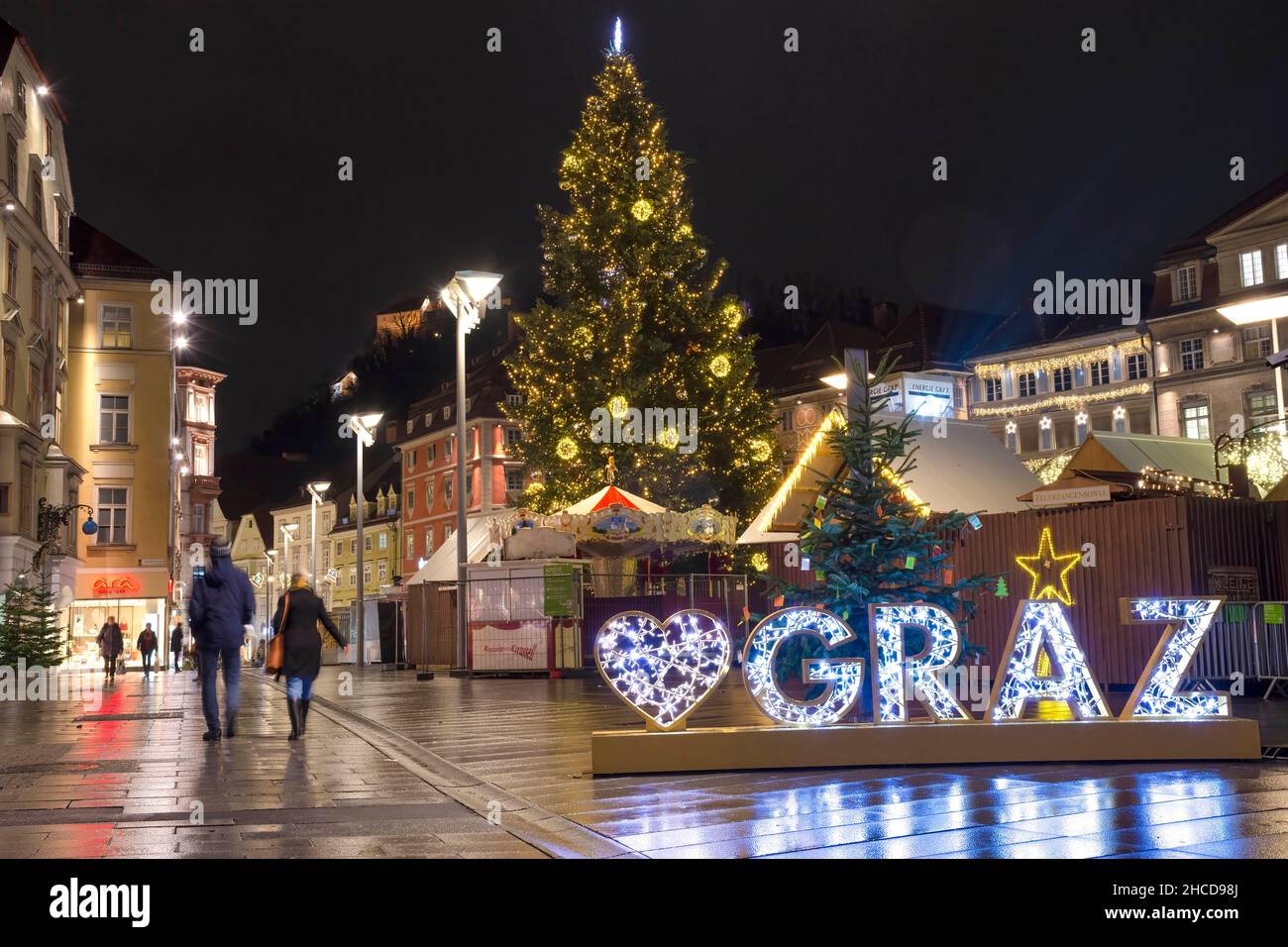 Graz, Österreich-02. Dezember 2021: Wunderschöne Weihnachtsdekorationen am berühmten Hauptplatz, nachts, im Stadtzentrum von Graz, Steiermark, A Stockfoto