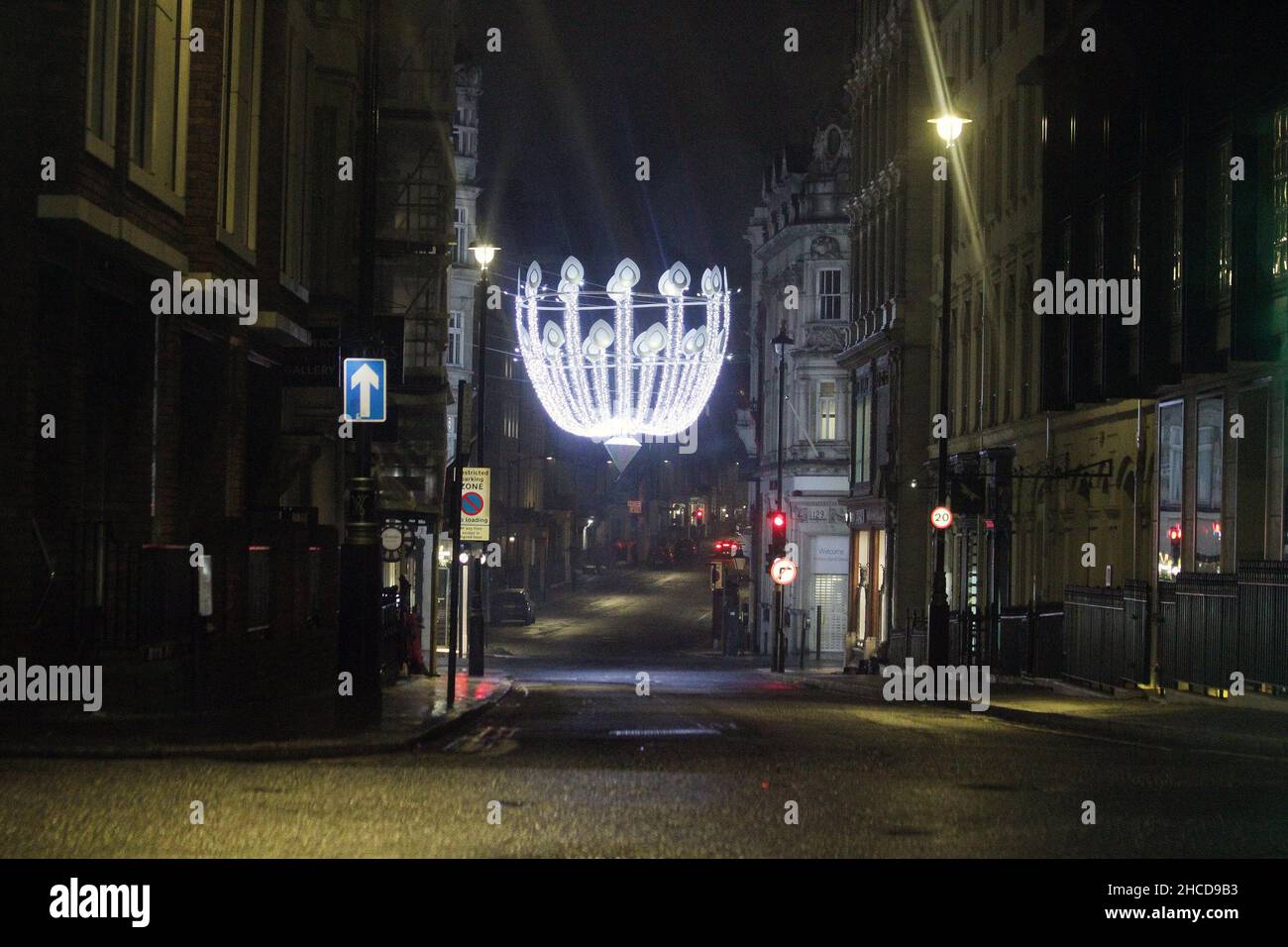 Das Zentrum von London war sehr, sehr voll, man konnte nirgendwo hinkommen, von Lancaster Gate nach aldwych, es war voller Verkehr. Oxford Street, Regent Street, Oxford Circus, Piccadilly Circus, piccadilly Street, Bond Street, Und überall war sehr viel los von 6pm bis 12 Uhr, dann gingen alle nach Hause und die Straßen waren verlassen Oxford Street Pall Mall unteren Regent Street Regent Street und überall niemand dort. Außerhalb der Geschäfte in der Oxford Street stand niemand in der Schlange, um morgen die Geschäfte zu kaufen, niemand war da, nichts 25/26-12-2021 Blitzbilder Stockfoto