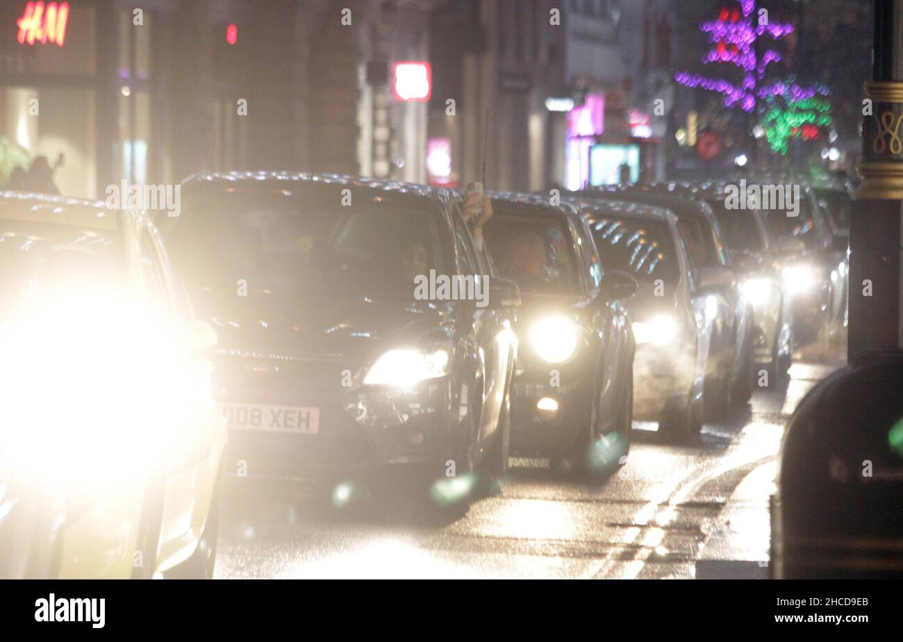 Das Zentrum von London war sehr, sehr voll, man konnte nirgendwo hinkommen, von Lancaster Gate nach aldwych, es war voller Verkehr. Oxford Street, Regent Street, Oxford Circus, Piccadilly Circus, piccadilly Street, Bond Street, Und überall war sehr viel los von 6pm bis 12 Uhr, dann gingen alle nach Hause und die Straßen waren verlassen Oxford Street Pall Mall unteren Regent Street Regent Street und überall niemand dort. Außerhalb der Geschäfte in der Oxford Street stand niemand in der Schlange, um morgen die Geschäfte zu kaufen, niemand war da, nichts 25/26-12-2021 Blitzbilder Stockfoto