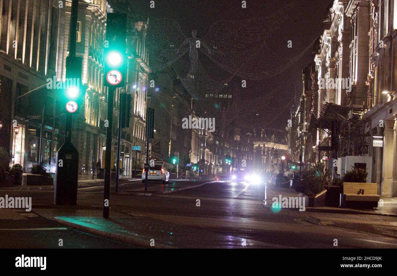 Das Zentrum von London war sehr, sehr voll, man konnte nirgendwo hinkommen, von Lancaster Gate nach aldwych, es war voller Verkehr. Oxford Street, Regent Street, Oxford Circus, Piccadilly Circus, piccadilly Street, Bond Street, Und überall war sehr viel los von 6pm bis 12 Uhr, dann gingen alle nach Hause und die Straßen waren verlassen Oxford Street Pall Mall unteren Regent Street Regent Street und überall niemand dort. Außerhalb der Geschäfte in der Oxford Street stand niemand in der Schlange, um morgen die Geschäfte zu kaufen, niemand war da, nichts 25/26-12-2021 Blitzbilder Stockfoto