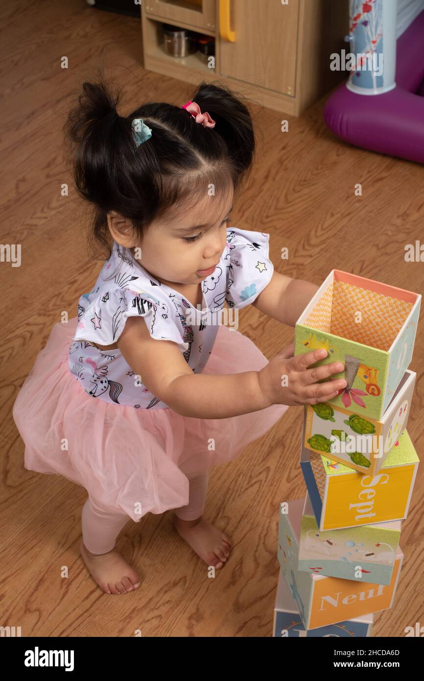 17 Monate altes Kleinkind Mädchen stapeln Pappblöcke Stockfoto