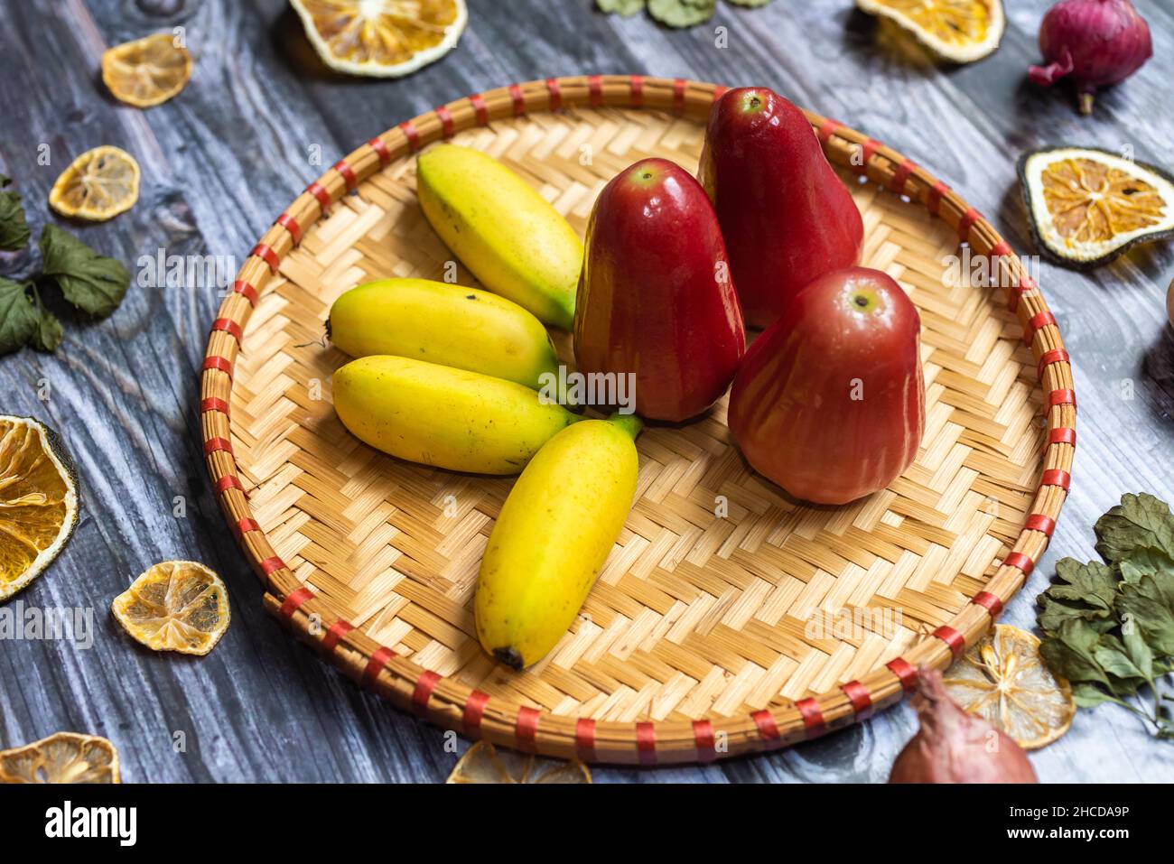 Rahmen aus frischen Bio-Früchten auf Holz Hintergrund Stockfoto