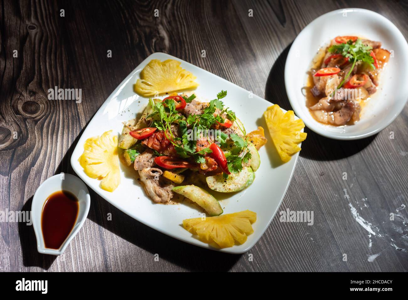 Das Gericht aus gebratenem Schweinefleisch Darm mit Ananas ist sehr lecker im Stil der vietnamesischen Menschen zubereitet. Zu den Zutaten gehören Schweineingeweide Stockfoto