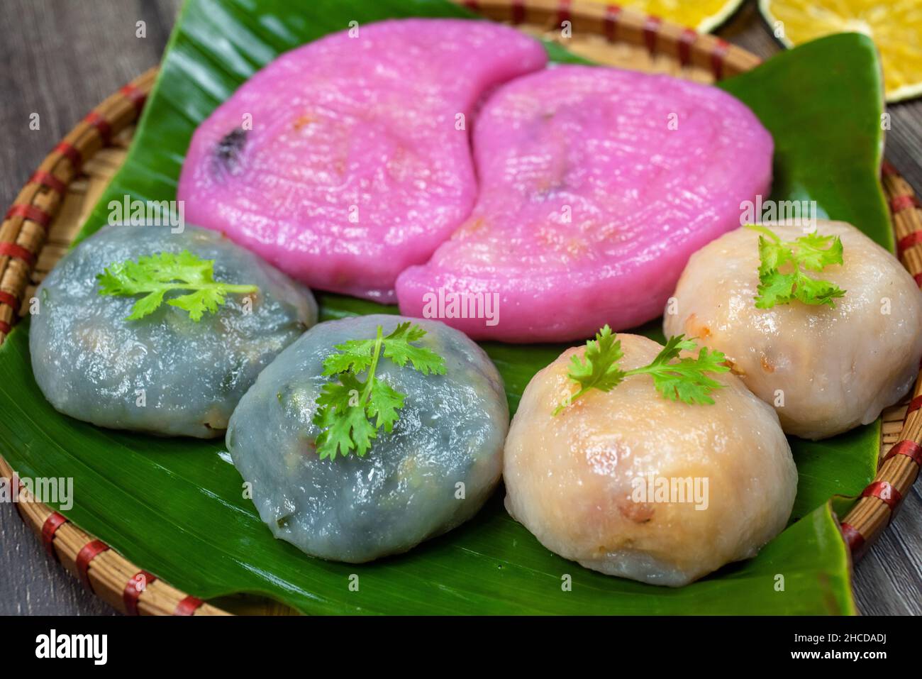 Willow Cake (Banh La Lieu) ist ein vietnamesischer Snack mit Zutaten wie Klebreis, getrocknete Garnelen, Shiitake-Pilze, Papaya-Salat und getaucht Stockfoto