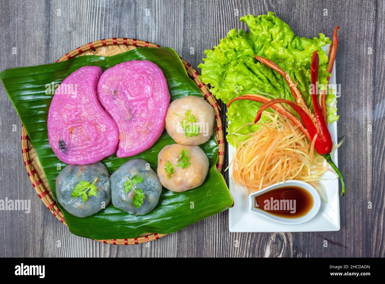 Willow Cake (Banh La Lieu) ist ein vietnamesischer Snack mit Zutaten wie Klebreis, getrocknete Garnelen, Shiitake-Pilze, Papaya-Salat und getaucht Stockfoto