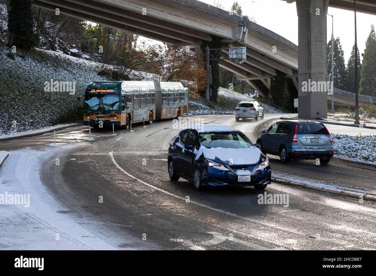 Seattle, Washington, USA. 27th. Dezember 2021. Der Verkehr navigiert durch gefrorene Straßen unter der West Seattle Bridge, da die gefährlich kalten Temperaturen am Montag, dem 27. Dezember 2021, anhalten. Quelle: Paul Christian Gordon/Alamy Live News Stockfoto