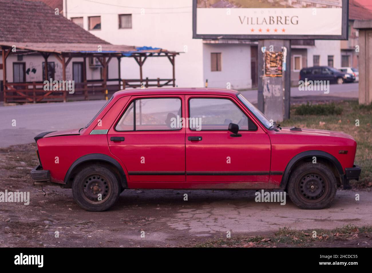 Bild von einem Zastava Auto, rot, gebrandmarkt als Zastava 128, geparkt auf einem Parkplatz von Vrsac Serbien. Die Zastava 128 (bekannt als Osmica ist eine kleine Familie Stockfoto