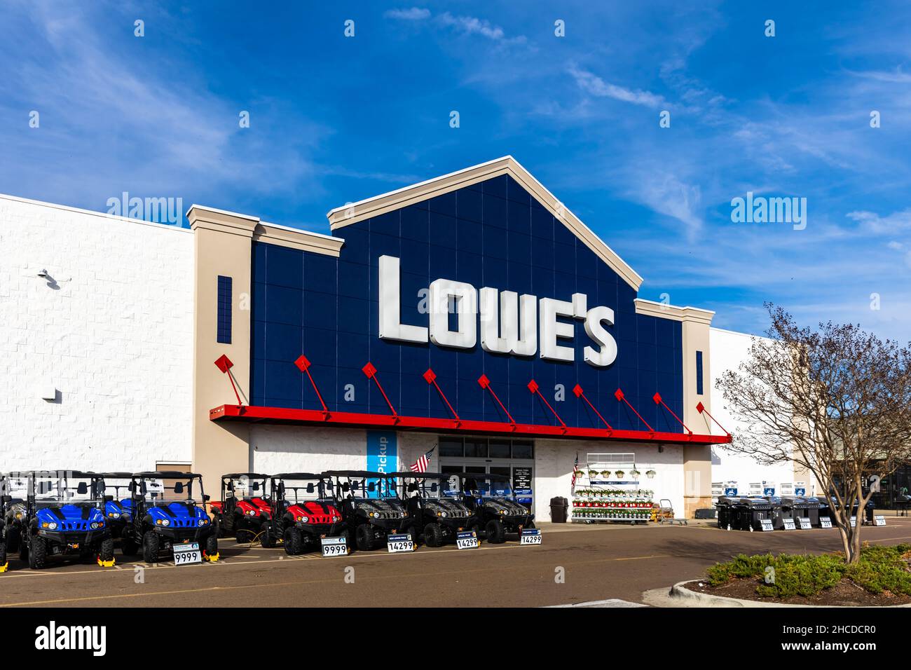 Flowood, MS - 15. Dezember 2021: Lowe's ist eine Einzelhandelskette von Baumärkten Stockfoto