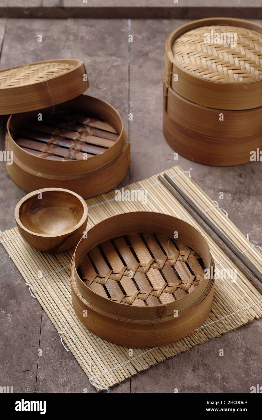 Traditionelle asiatische Kche Utensil Bambus Dampfgarer auf Tisch Holz  Hintergrund gesetzt Stockfotografie - Alamy