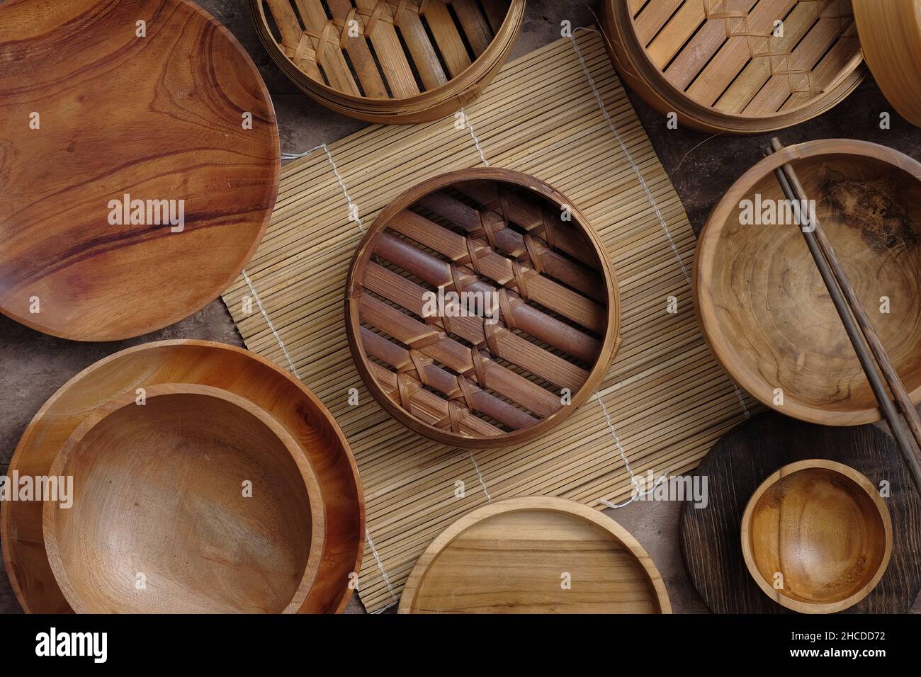 Leerer Korb mit Dim Sum aus Bambusmaterial und Essstäbchen. Konzept Der Traditionellen Chinesischen Küche. Dumplings Dimsum in Bamboo Steamer, Top auf Holz Stockfoto