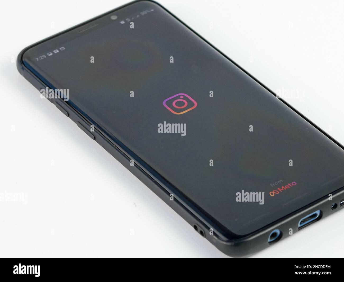 Das Smartphone-Display öffnet die Instagram-Anwendung von Meta aus. Indonesien 27. Dezember 2021 Stockfoto