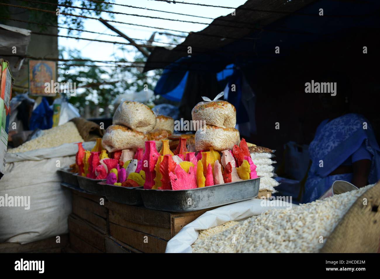 Batthasu Billalu ist eine traditionelle Süßigkeit in Andhra Pradesh, Karnataka und Tamil Nadu. Es besteht aus Zucker und Lebensmittelfarben. Stockfoto