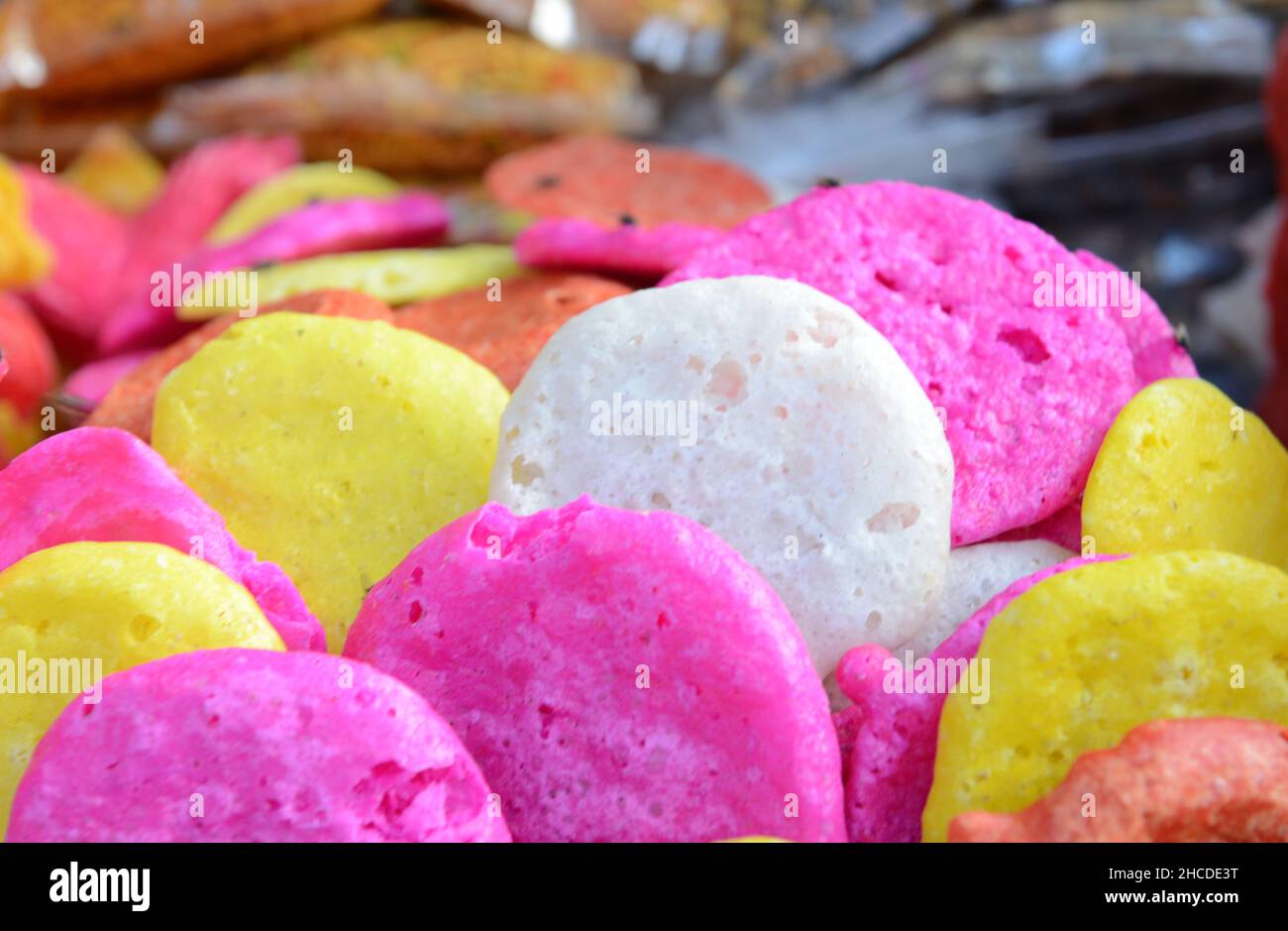 Batthasu Billalu ist eine traditionelle Süßigkeit in Andhra Pradesh, Karnataka und Tamil Nadu. Es besteht aus Zucker und Lebensmittelfarben. Stockfoto