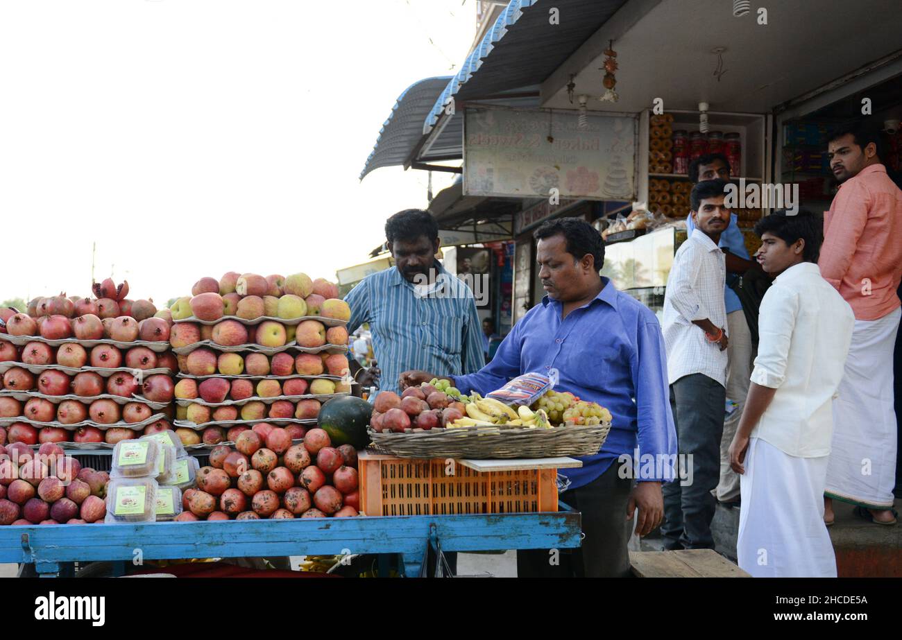 Der bunte Markt an der Hauptstraße in Kuppam, Andhra Pradesh, Indien. Stockfoto