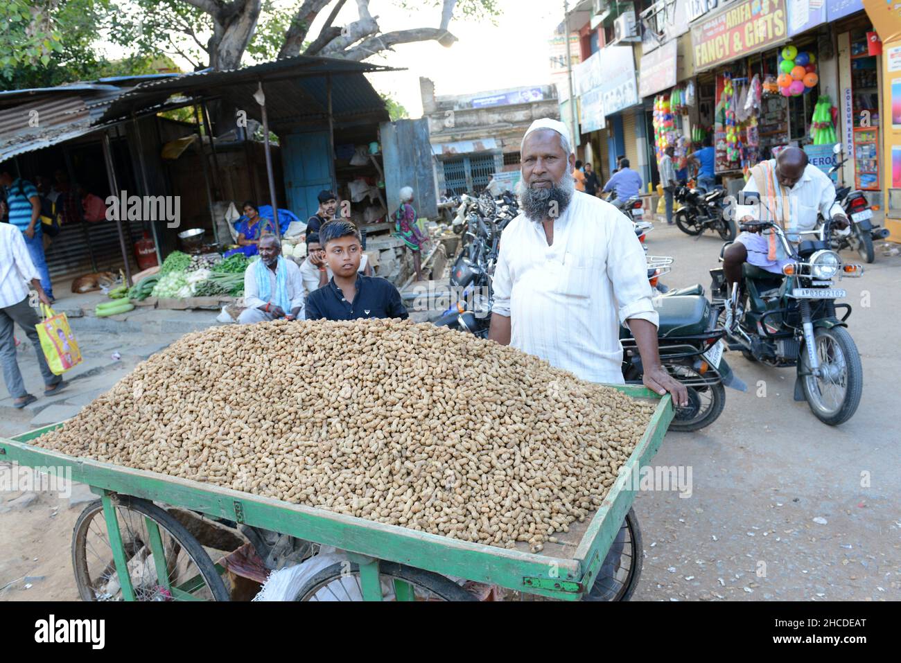 Ein Erdnussverkäufer in Kuppam, Andhra Pradesh, Indien. Stockfoto