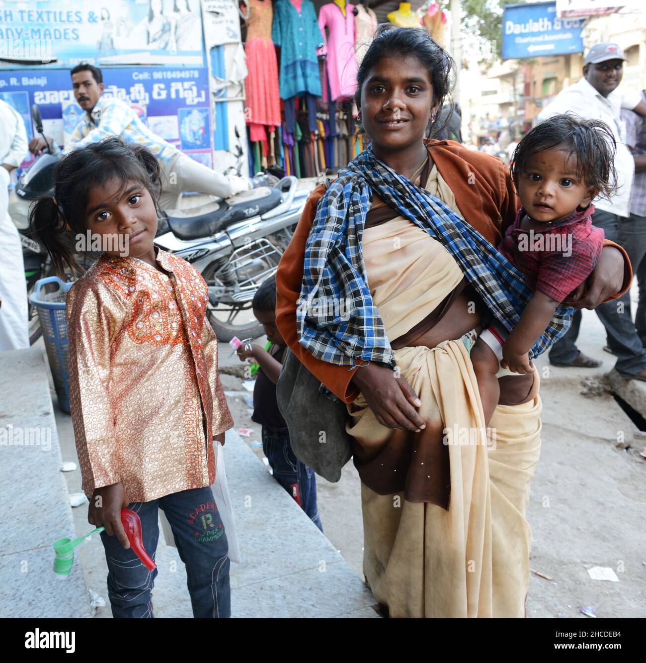 Eine Bettlerin mit ihren Kindern in Kuppam, Andhra Pradesh, Indien. Stockfoto