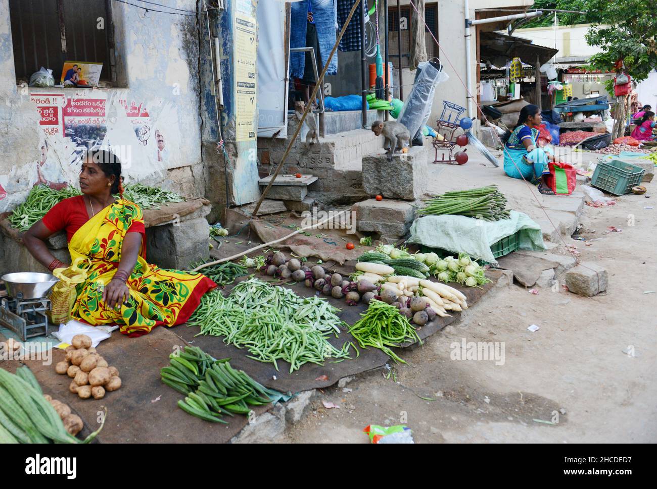 Ein Gemüseverkäufer und der Outdoor-Markt in Kuppam, Andhra Pradesh, Indien. Stockfoto