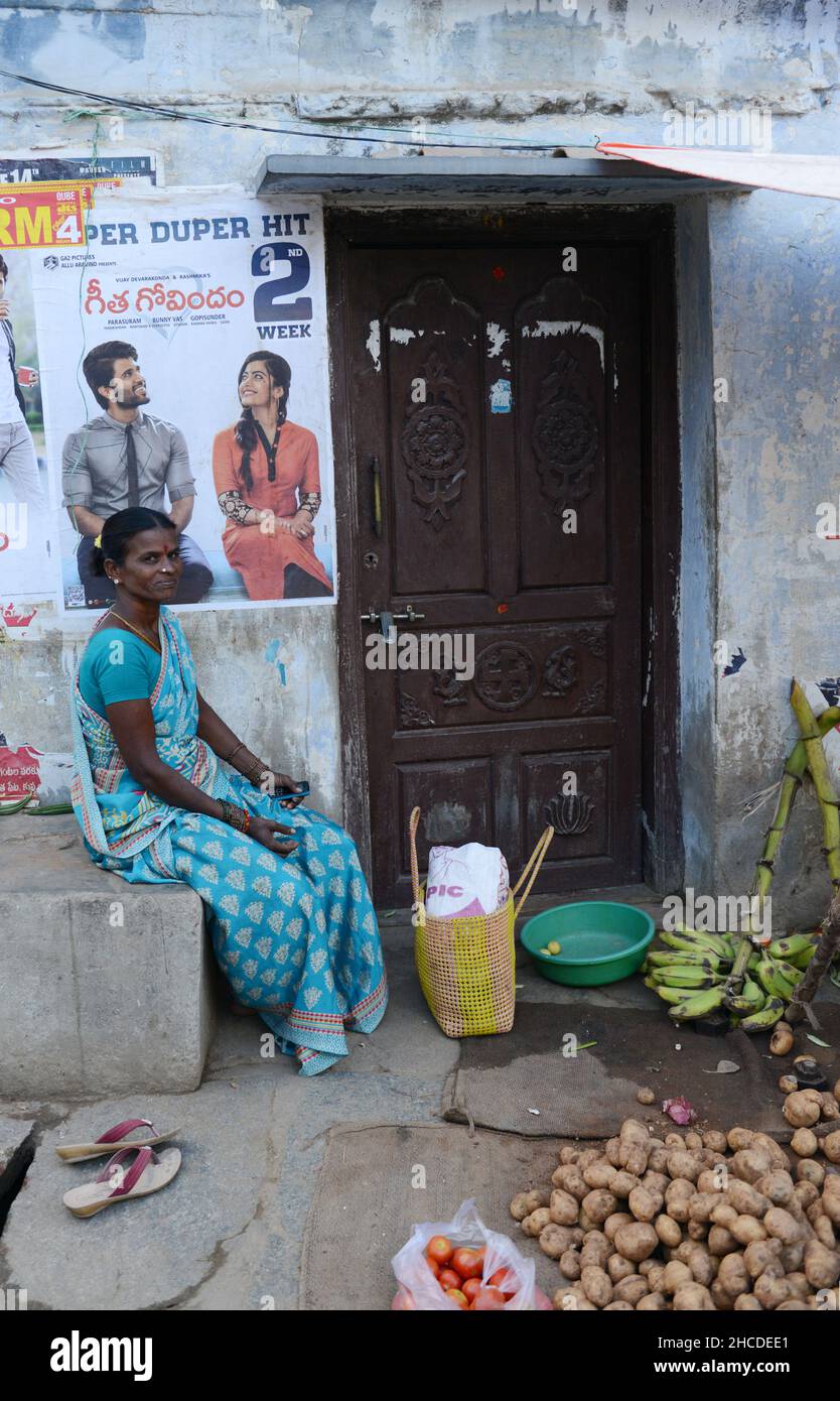 Der bunte Markt an der Hauptstraße in Kuppam, Andhra Pradesh, Indien. Stockfoto