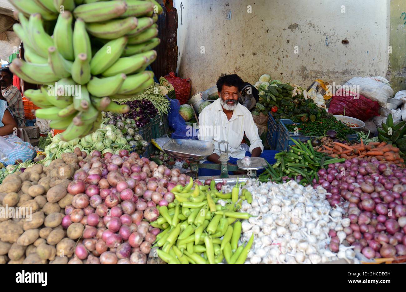 Ein Gemüseverkäufer und der Outdoor-Markt in Kuppam, Andhra Pradesh, Indien. Stockfoto