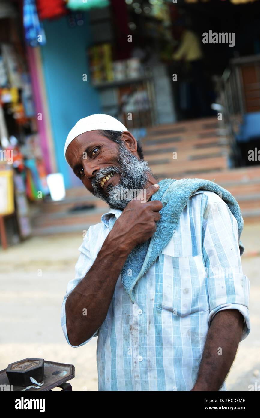 Eine lustige Figur auf dem lebhaften Markt in Kuppam, Andhra Pradesh, Indien. Stockfoto