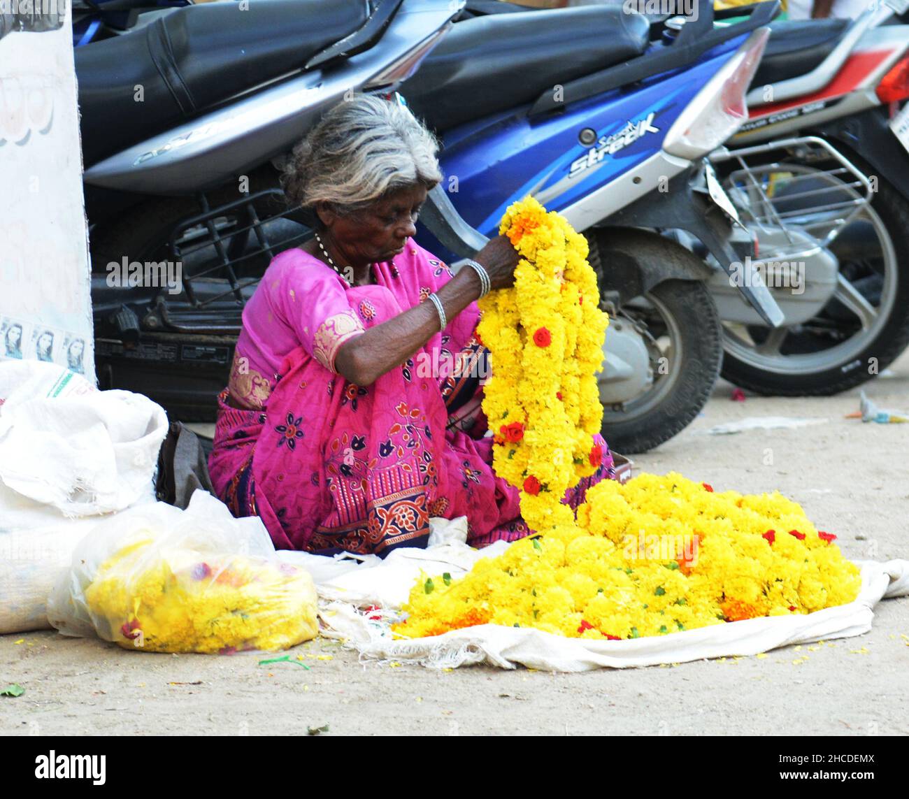 Ein farbenfroher Blumenmarkt in Kuppam, Andhra Pradesh, Indien. Stockfoto
