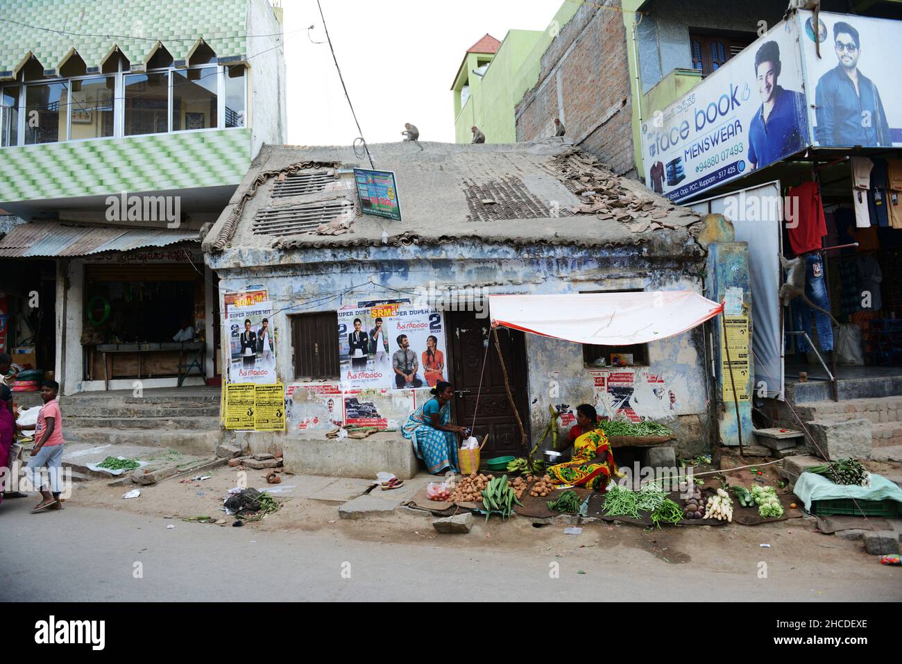 Telugu-Frauen verkaufen Gemüse an der Hauptstraße von Kuppam, Andhra Pradesh, Indien. Stockfoto