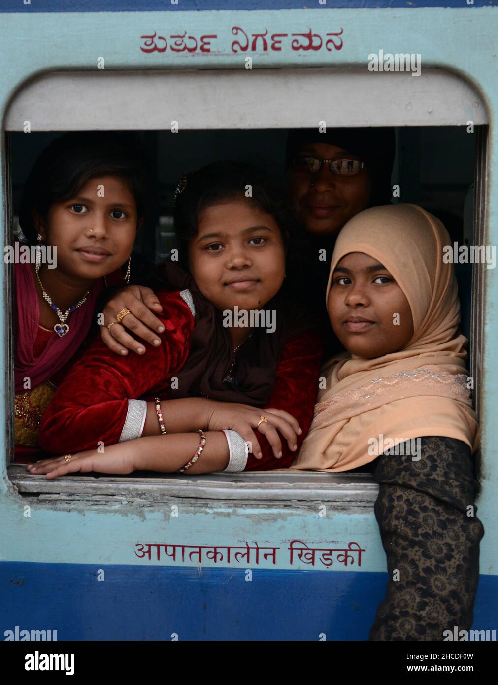 Indische Frauen, die aus ihrem Zug in Tamil Nadu, Indien, schauen. Stockfoto