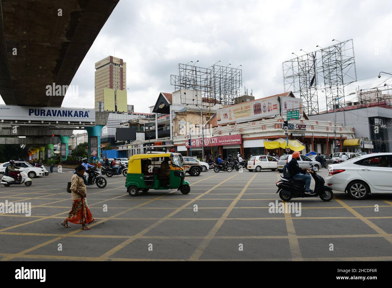 M. G. Road and Brigade Road Junction im Stadtzentrum von Bangalore, Indien. Stockfoto