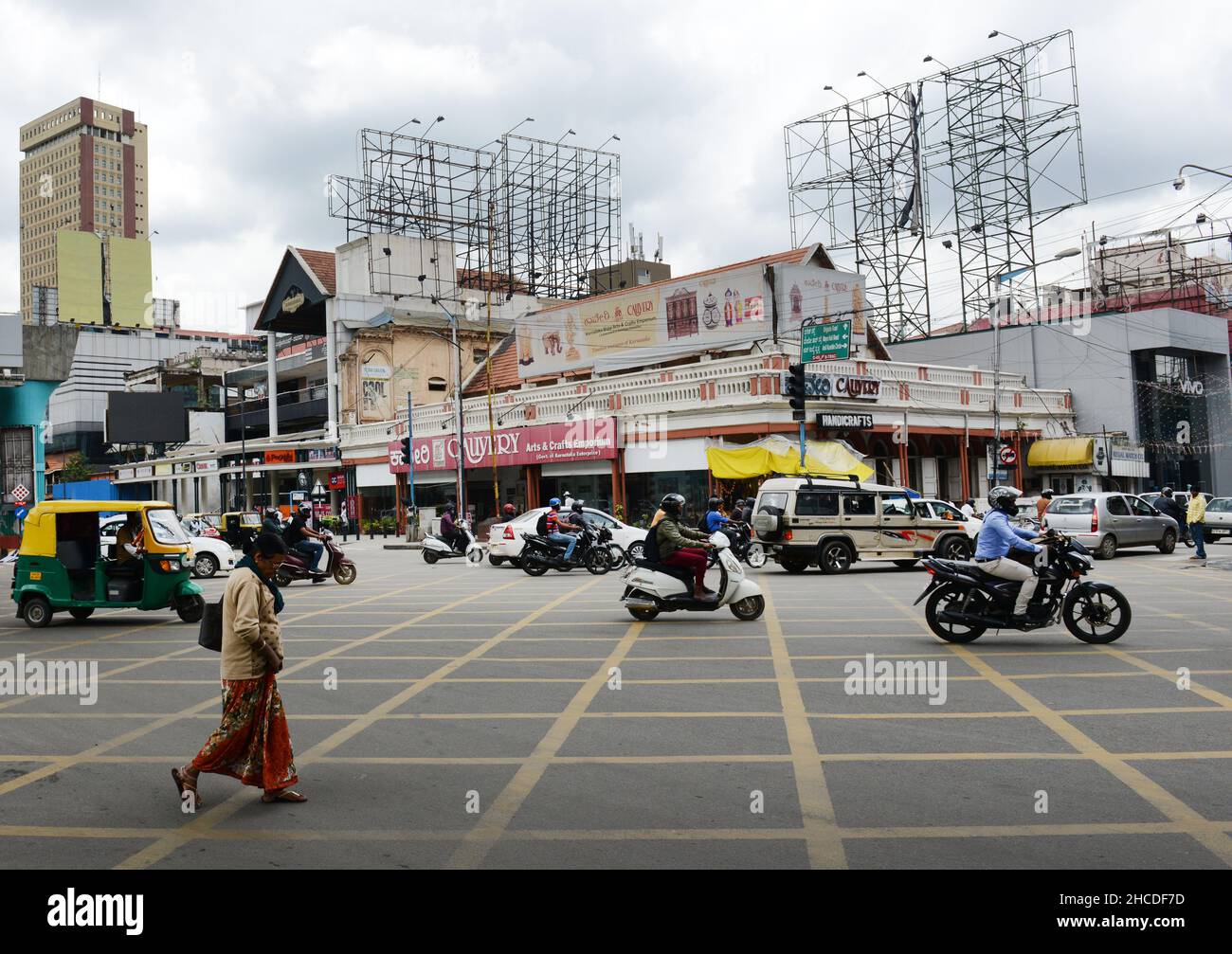 M. G. Road and Brigade Road Junction im Stadtzentrum von Bangalore, Indien. Stockfoto