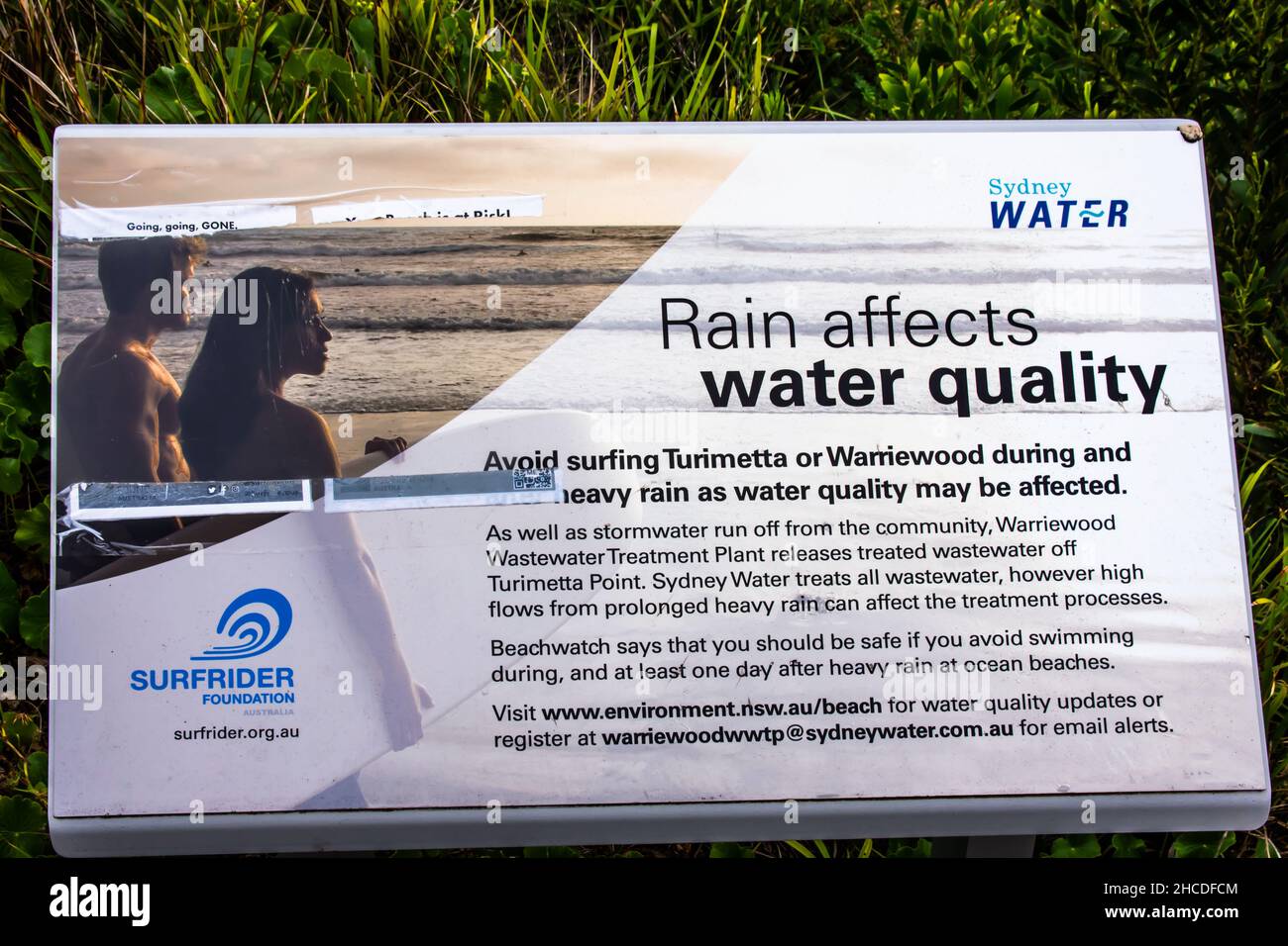 Melden Sie sich am Eingang zum Turimetta Beach an, um zu erfahren, dass Regen die Wasserqualität beeinträchtigt. Stockfoto