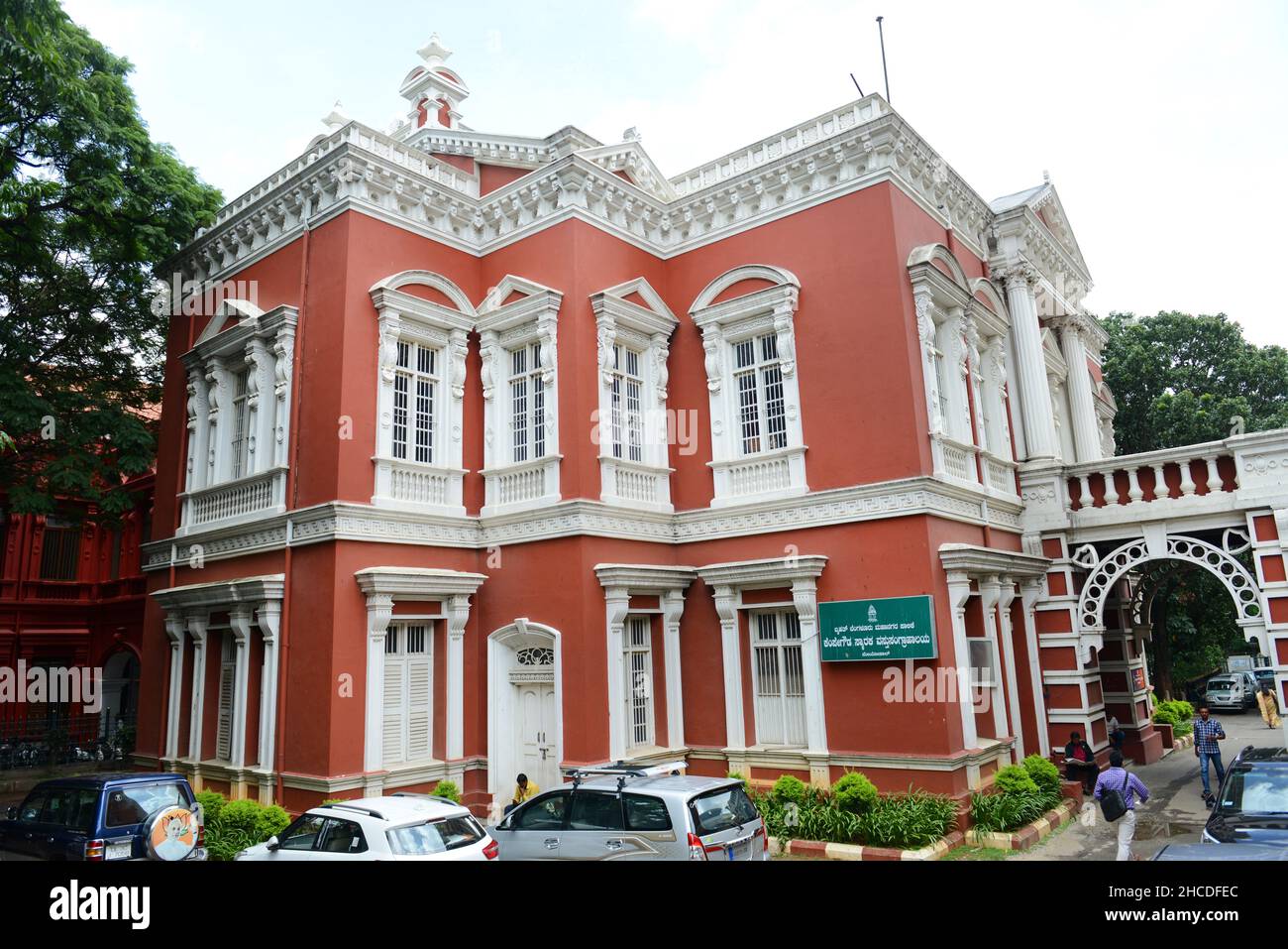 Das ikonische rote Gerichtsgebäude an der M. G. Rd in Bangalore, Indien. Stockfoto