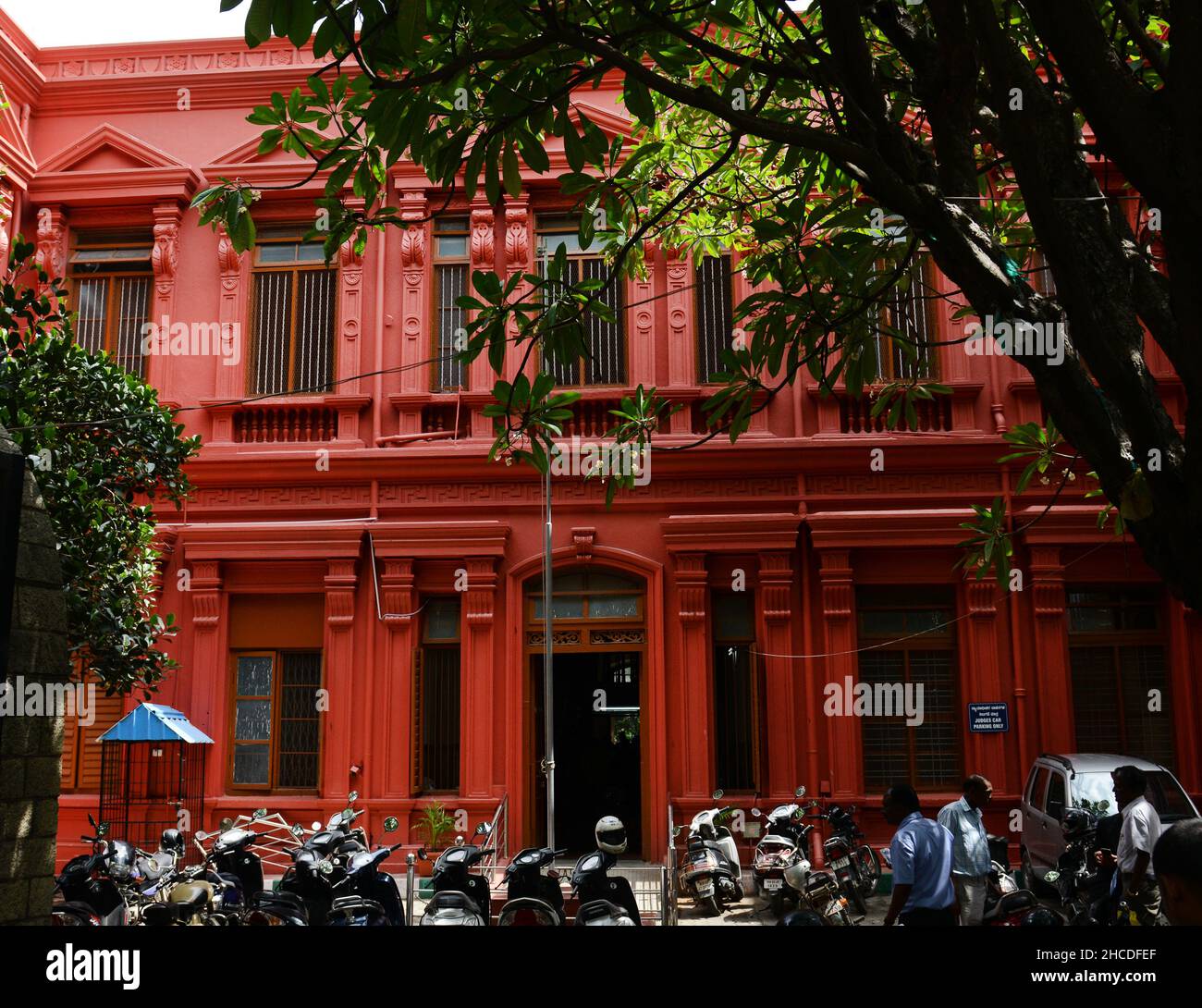 Das ikonische rote Gerichtsgebäude an der M. G. Rd in Bangalore, Indien. Stockfoto