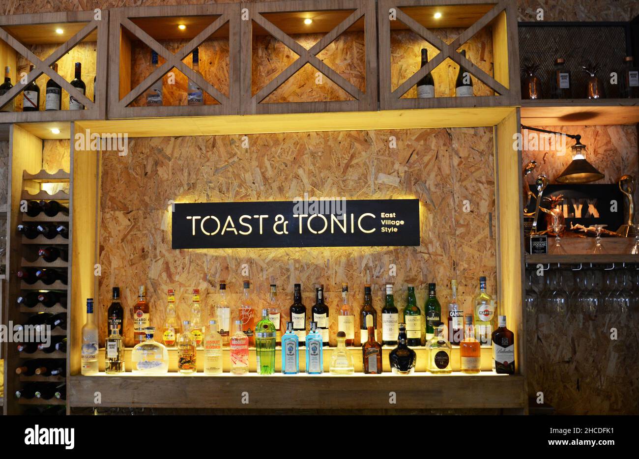 Die Bar in der wunderbar stilvollen Toast & Tonic Bar & Restaurant in Bangalore, Indien. Stockfoto