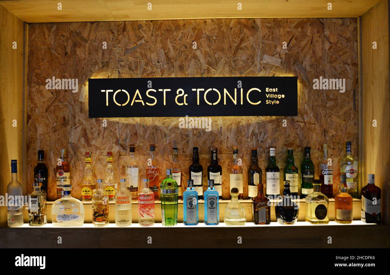 Die Bar in der wunderbar stilvollen Toast & Tonic Bar & Restaurant in Bangalore, Indien. Stockfoto