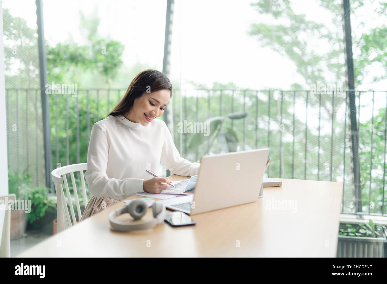 Erfolgreiche Geschäftsfrau, die im Büro am Laptop arbeitet Stockfoto