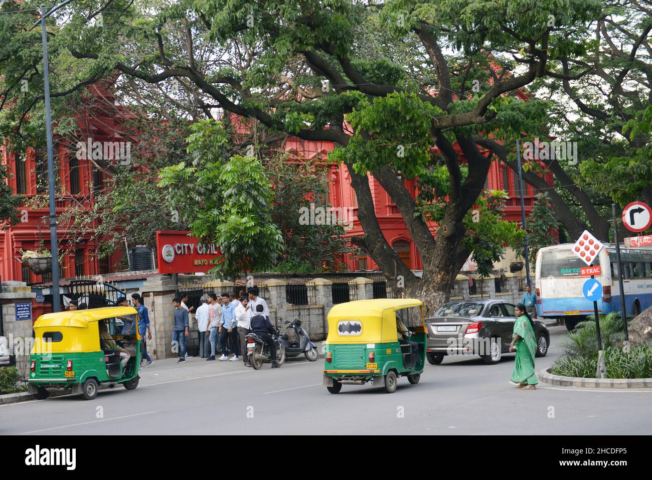 Das ikonische rote Gerichtsgebäude an der M. G. Rd in Bangalore, Indien. Stockfoto