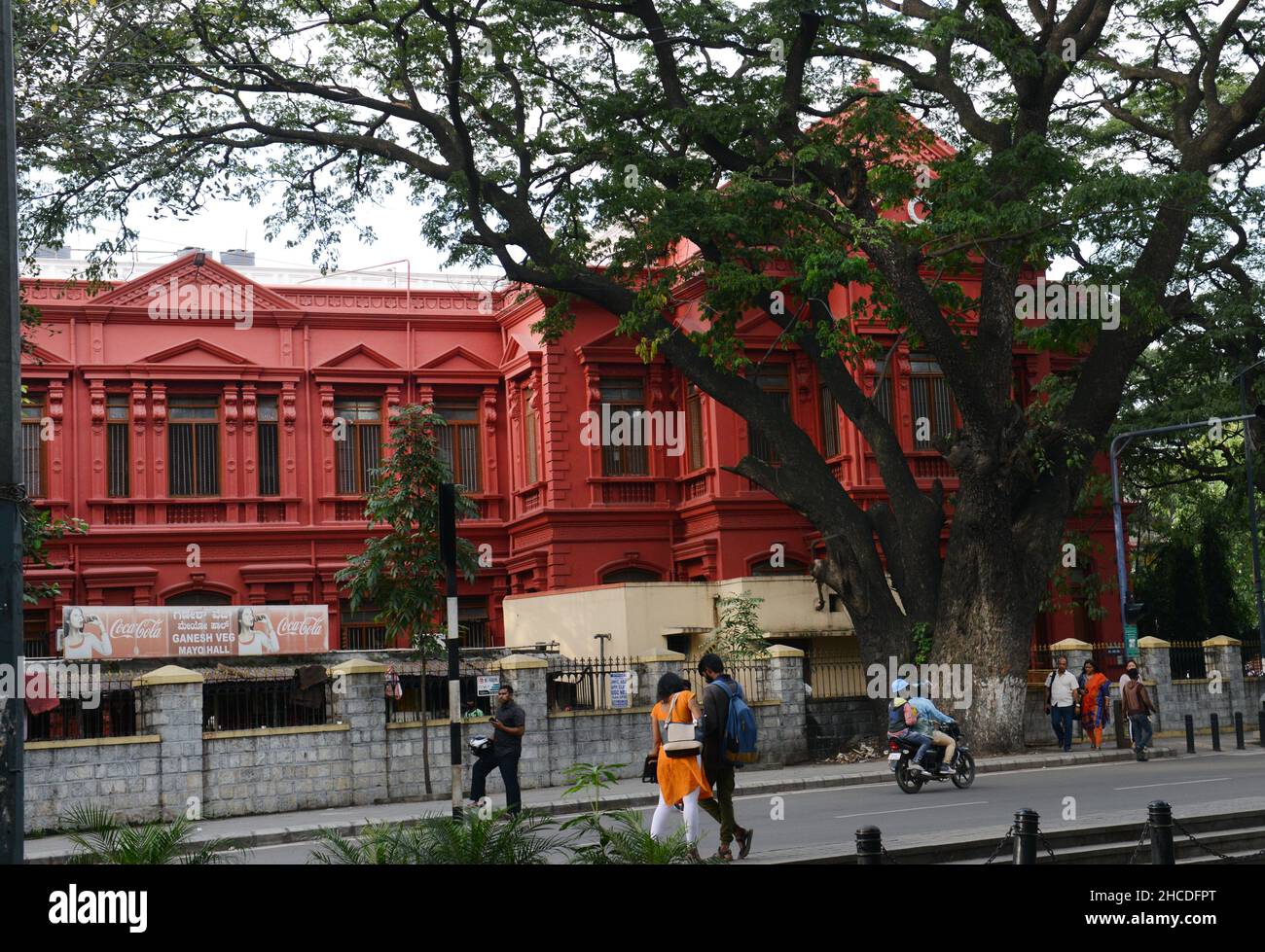 Das ikonische rote Gerichtsgebäude an der M. G. Rd in Bangalore, Indien. Stockfoto