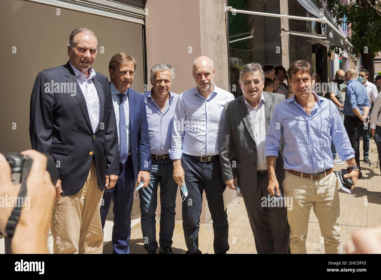 Ciudad De Buenos Aires, Argentinien. 27th Dez 2021. Einige Mitglieder von JxC verlassen das Treffen von links nach rechts: Humberto Schiavoni Nationalsenator, Rodolfo Suárez Gouverneur der Provinz Mendoza, Alfredo Cornejo, die Leiter der Blöcke der nationalen Senatoren, Horacio Rodríguez Larreta Regierungschef der Stadt Buenos Aires, der nationale Stellvertreter Mario Negri und Senator Luis Naidenoff. (Foto: Esteban Osorio/Pacific Press) Quelle: Pacific Press Media Production Corp./Alamy Live News Stockfoto