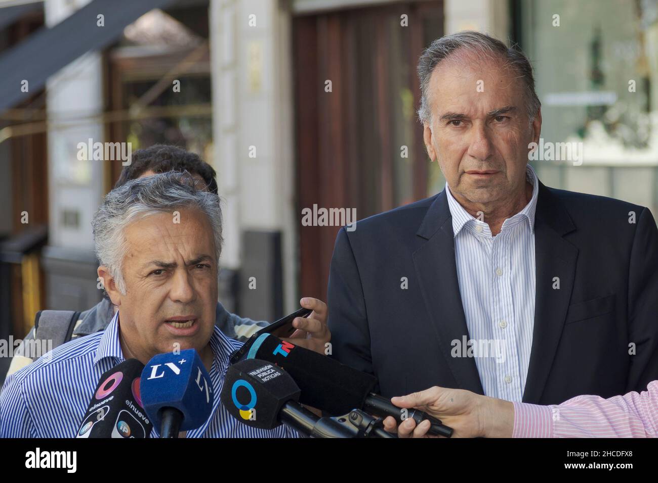 Ciudad De Buenos Aires, Argentinien. 27th Dez 2021. Alfredo Cornejo, die Leiter der Blöcke der nationalen Senatoren und Humberto Schiavoni, gab nach dem Treffen Erklärungen vor den Medien ab. (Foto: Esteban Osorio/Pacific Press) Quelle: Pacific Press Media Production Corp./Alamy Live News Stockfoto