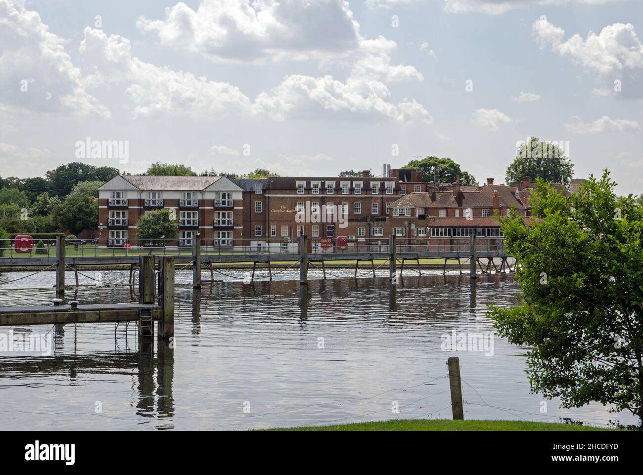 Marlow, Großbritannien - 19. Juli 2021: Blick über die Themse und Blick auf das Compleat Angler Hotel in Marlow, Buckinghamshire, an einem sonnigen Sommertag Stockfoto