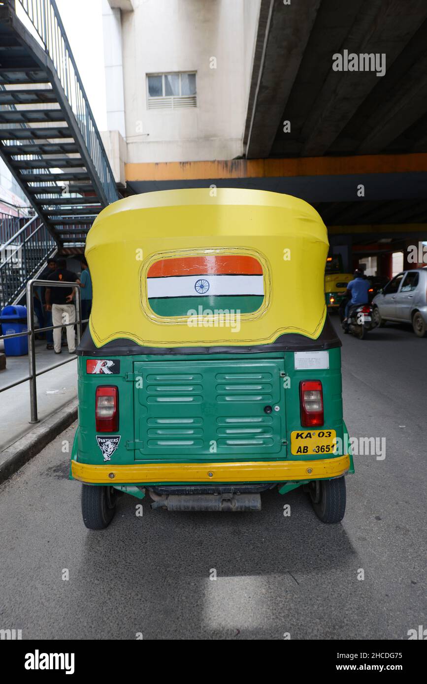 Auto Rickshaw auf der M. G. Road im Stadtzentrum von Bangalore, Indien. Stockfoto