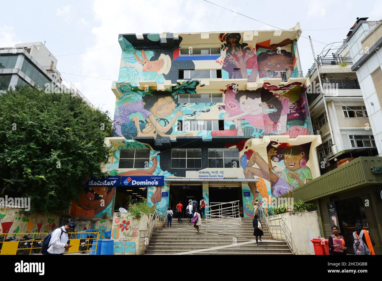 Eingang zur Mahatma Gandhi Road U-Bahnstation von der Church Street in Bangalore, Indien. Stockfoto
