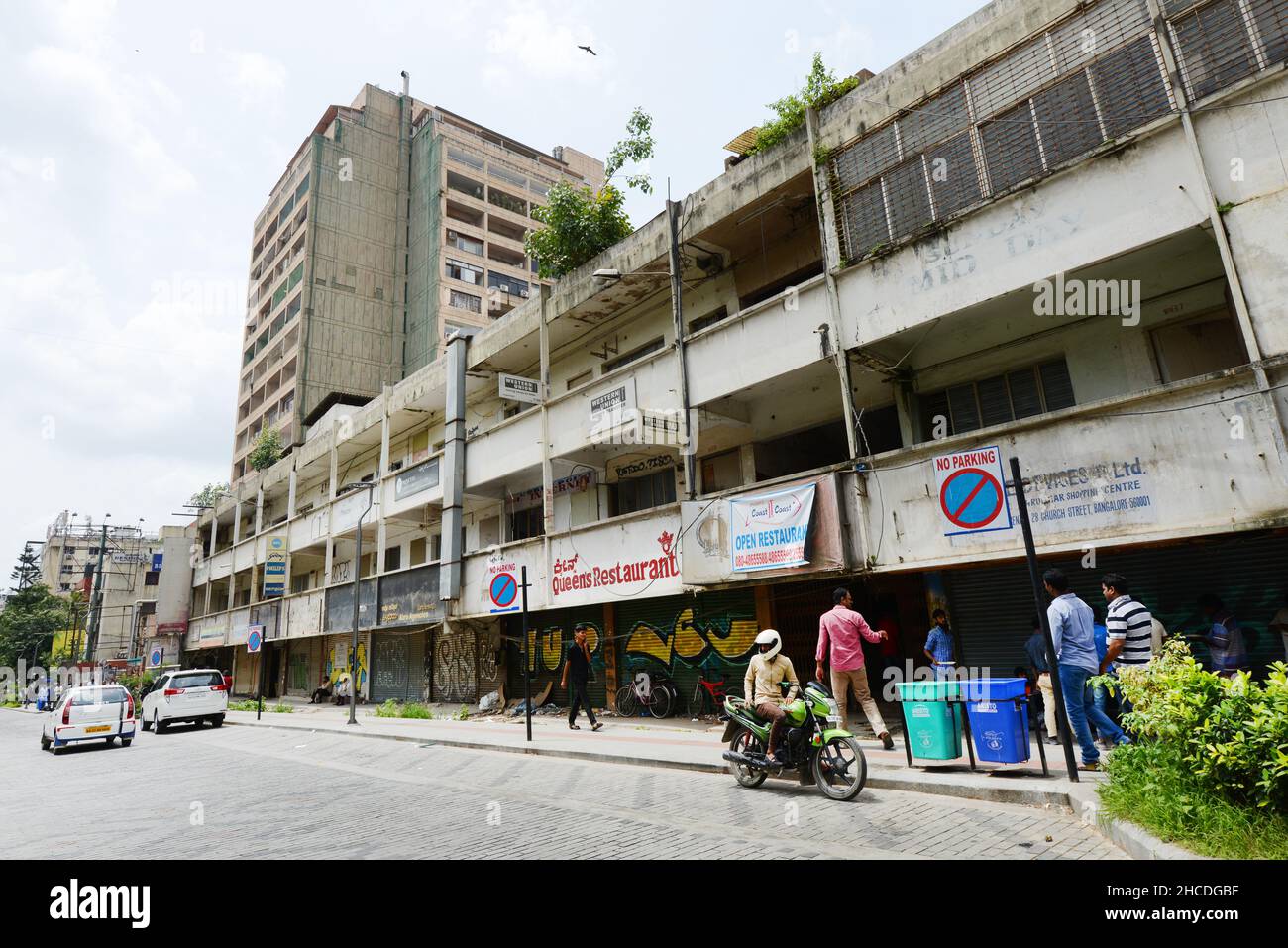 Ein altes zerbröckelndes Gebäude an der Church Street in Bangalore, Indien. Stockfoto