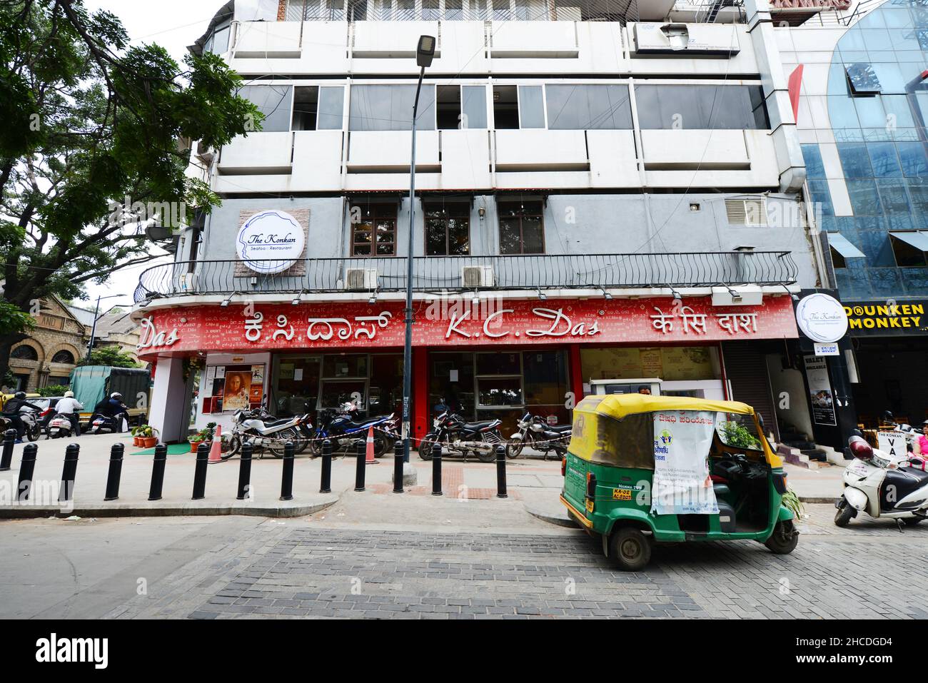 Das kultige K.C.das Samosa und Imbissgeschäft in der Church Street in Bangalore, Indien. Stockfoto