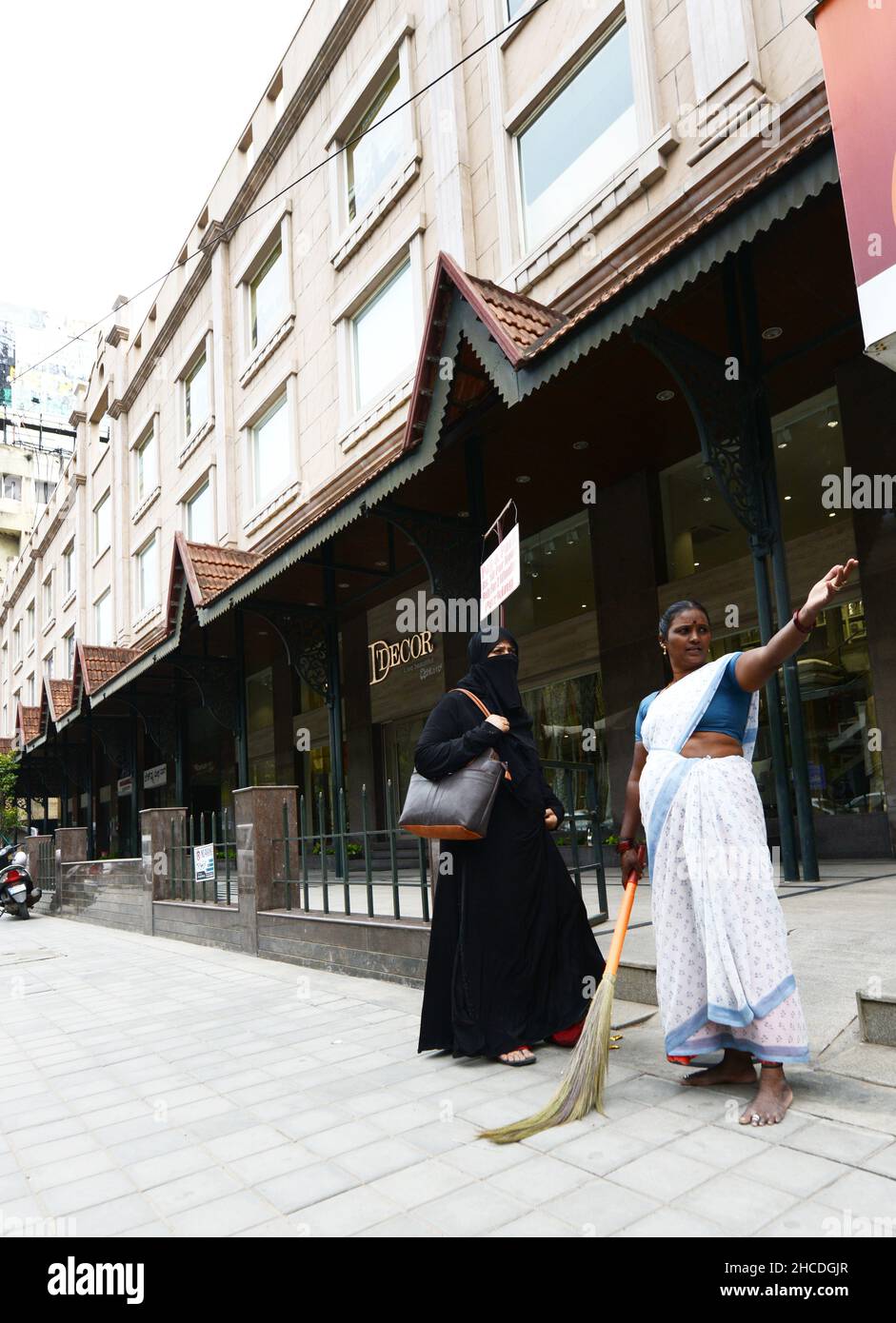 Ein Straßenreiniger an der M. G. Road im Stadtzentrum von Bangalore, Indien. Stockfoto
