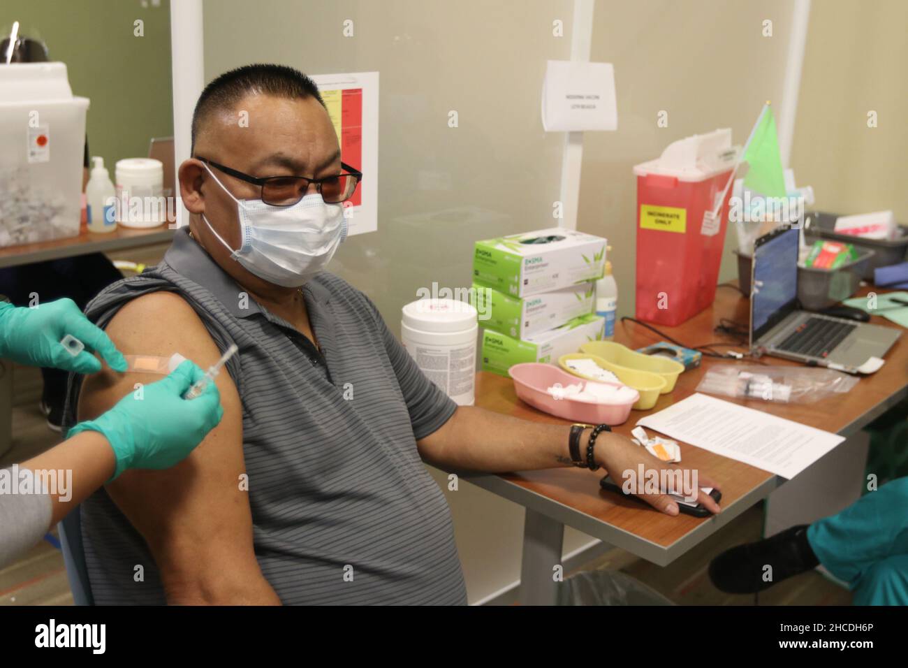 25. Februar 2021: Javiel Juarez Medina erhält den COVID-Impfstoff von der Krankenpflegestudentin Betzaira Solorio, rechts, beim Veterans Affairs San Diego Healthcare System in La Jolla, Kalifornien, USA, 27. Dezember 2021. Zuma PressRishi Deka (Bild: © Rishi DekaZUMA Press Wire) Stockfoto